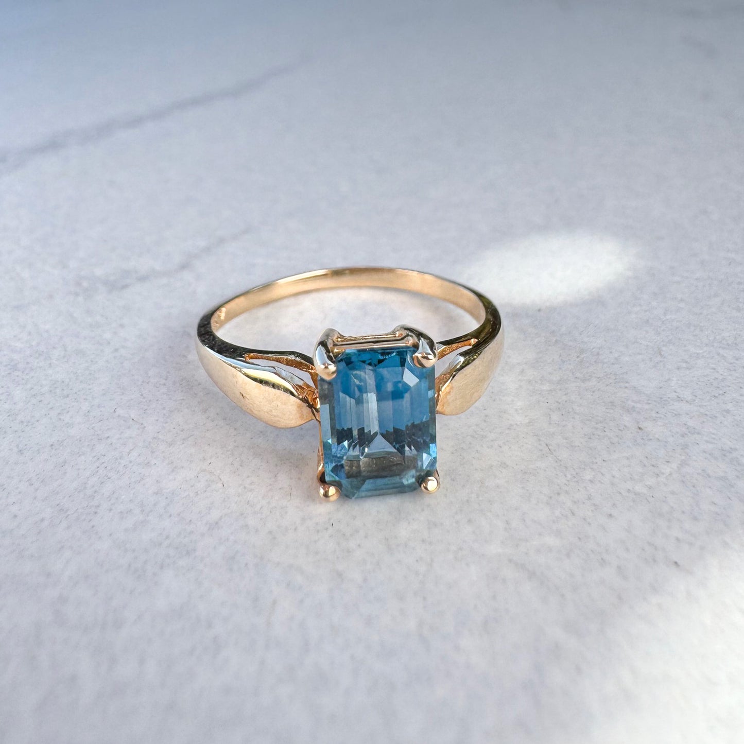 Ocean Blue Emerald-Cut Aquamarine | Yellow Gold | Size P