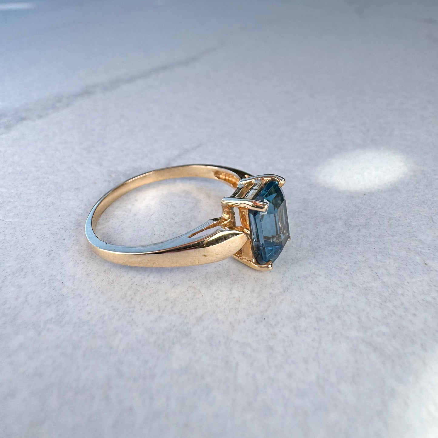Ocean Blue Emerald-Cut Aquamarine | Yellow Gold | Size P